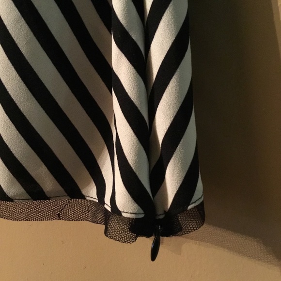 🖤 OLD NAVY BLACK AND WHITE SLEEVELESS TOP 🖤 - Picture 5 of 7